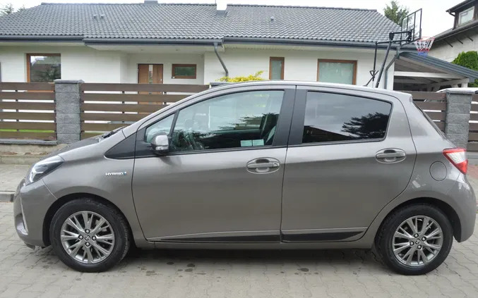 samochody osobowe Toyota Yaris cena 57900 przebieg: 57000, rok produkcji 2017 z Józefów